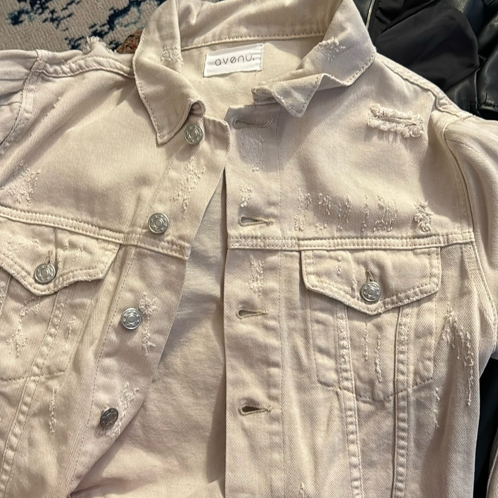 100% cotton pleated sleeve jacket. Beige